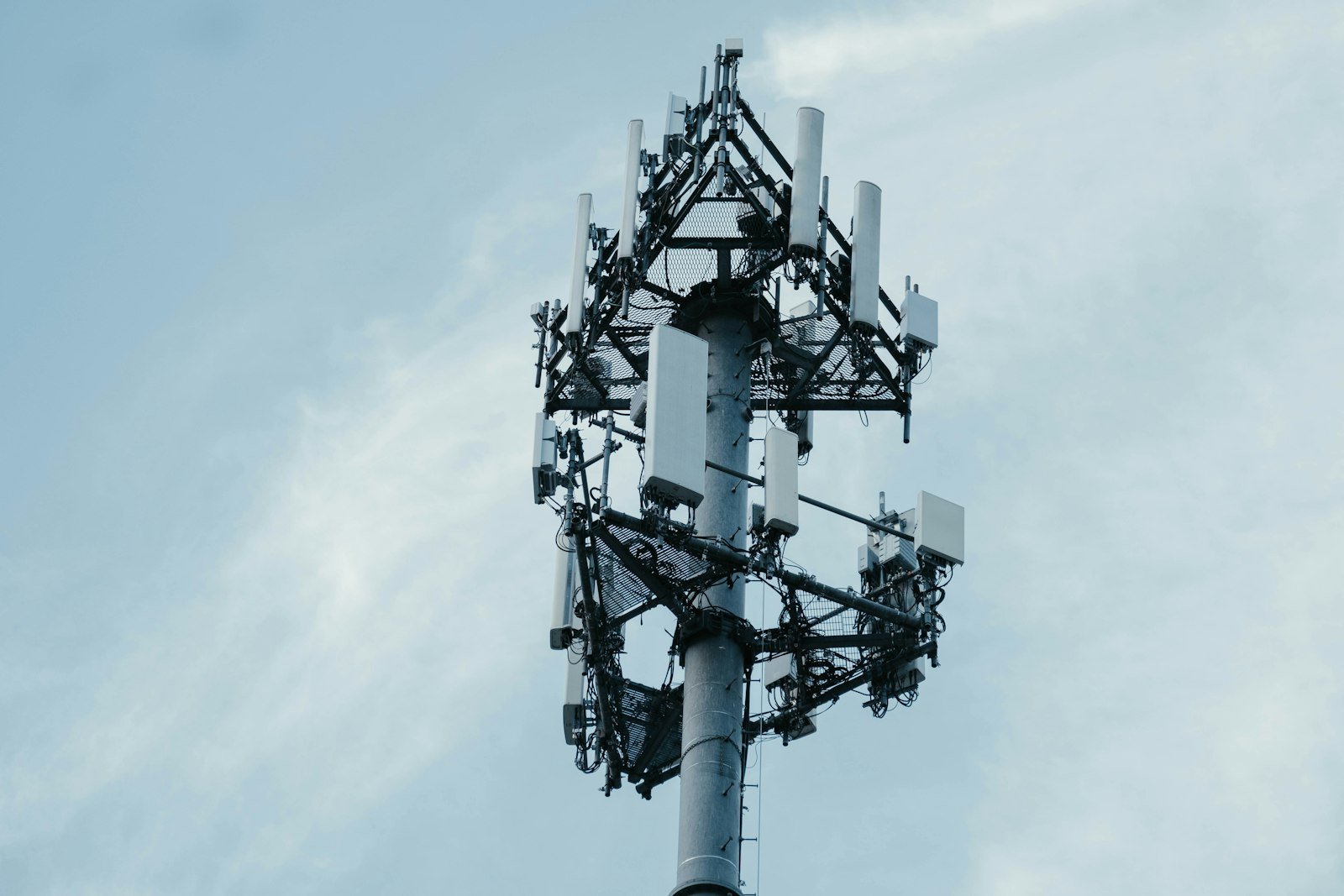 Mobile network antenna mast